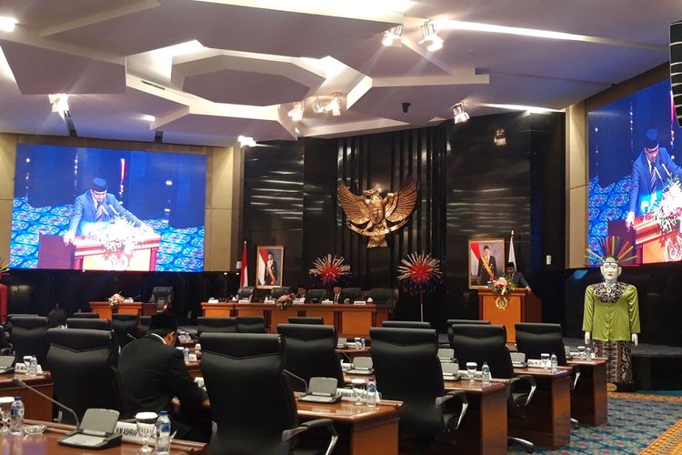 Gubernur DKI Jakarta Anies Baswedan dalam penyampaian rancangan peraturan daerah tentang perubahan anggaran pendapatan dan belanja daerah tahun anggaran 2019 (APBD-P), di ruang paripurna, Gedung DPRD DKI, Jakarta Pusat, Jumat (16/8/2019).