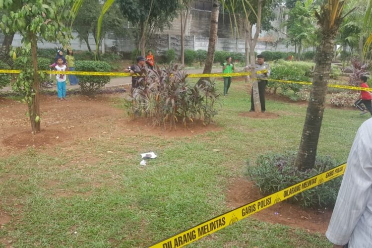 Sebuah Granat ditemukan Anak-Anak yang sedang bermain di Taman Kumis Kucing, Komplek Perwira Angkatan Darat, Kelurahan Cibubur, Ciracas, Jakarta Timur, Jumat (16/8/2019).