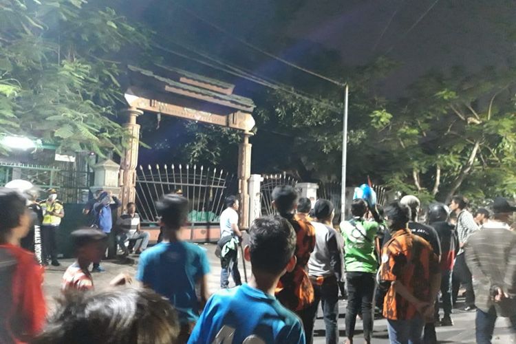 Asrama Mahasiswa Papua, di Jalan Kalasan, Surabaya, Jawa Timur, didatangi oleh sejumlah kelompok organisasi masyarakat (ormas), Jumat (16/8/2019).