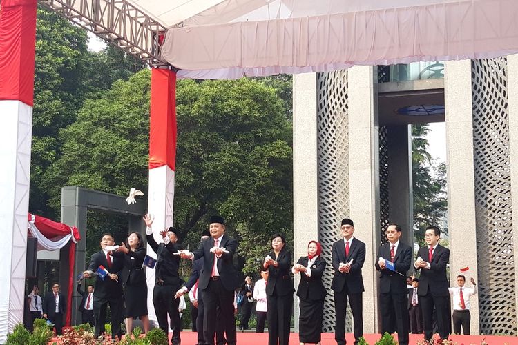 Jajaran Deputi Gubernur BI menerbangkan burung merpati ketika meluncurkan QRIS UNGGUL di Jakarta, Sabtu (17/8/2019).