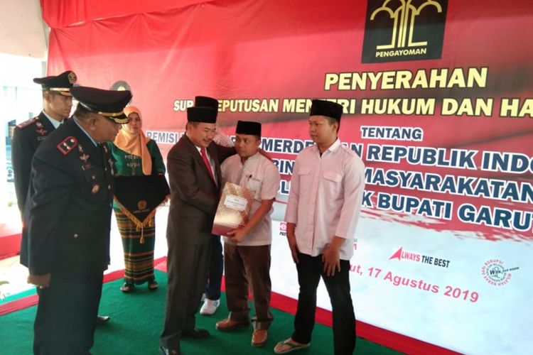 Bupati Garut Rudy Gunawan menyerahkan SK remisi dari Kemenkumham kepada mantan Ketua Bawaslu Garut di Lapas Garut, Sabtu (17/08/2019)