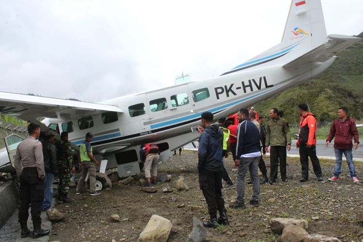 Pesawat pilatus milik Maskapai Dimonim Air tergelincir di Bandara Mulia, Kabupaten Puncak Jaya, Papua, Sabtu (17/08/2019)