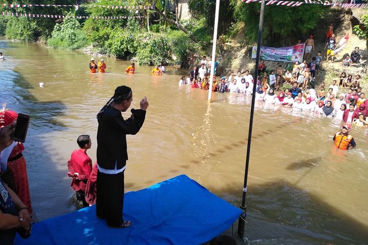 Budi Bahar Yong saat menyampaikan pesan-pesan dalam upacara di Sungai Deli, di Kampung Aur, Kel. Aur, Kec. Medan Maimun, Sabtu (17/8/2019). Dia berperan kepada Gubernur Sumut, Edy Rahmayadi agar penggusuran dilakukan tanpa tebang pilih.