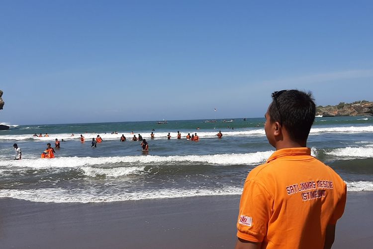 Suasana Upacara Bendera HUT RI di Pantai Baron, Gunungkidul, Yogyakarta Sabtu (17/8/2019)