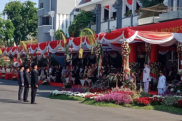 Wali Kota Surabaya Tri Rismaharini bertindak sebagai inspektur Upacara HUT ke-74 Kemerdekaan Indonesia di Taman Surya, Balai Kota Surabaya, Jawa Timur, Sabtu (17/8/2019).