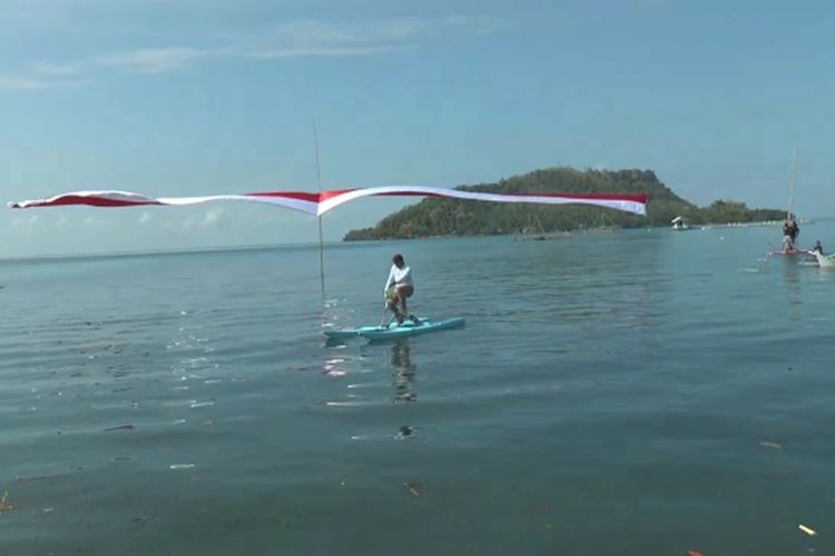 Nelayan Gelar Upacara Bendera Sambil Bentangkan Bendera 74 Meter di Laut