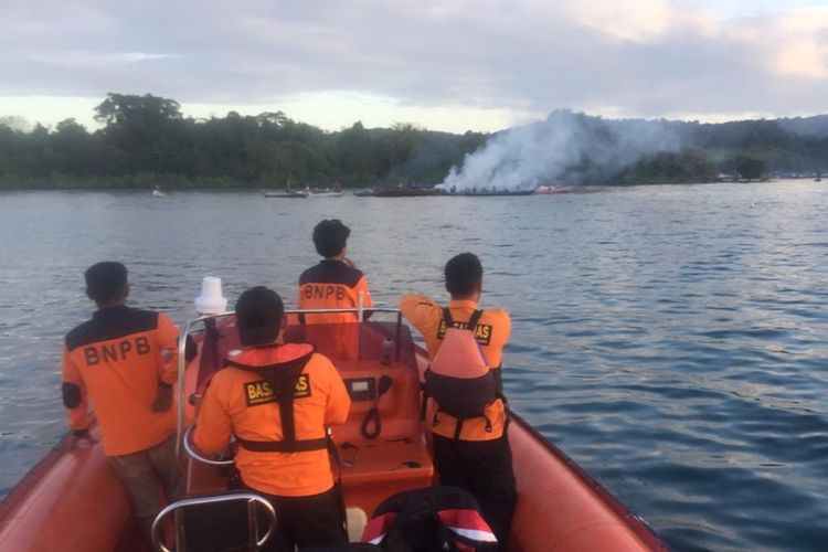 Tim Basarnas Kendari melakukan pencarian terhadap 4 orang penumpang KM Izhar yang terbakar di sekitar perairan antara pulau Bokori dan Tapulaga, Konawe. Foto dok Basarnas Kendari