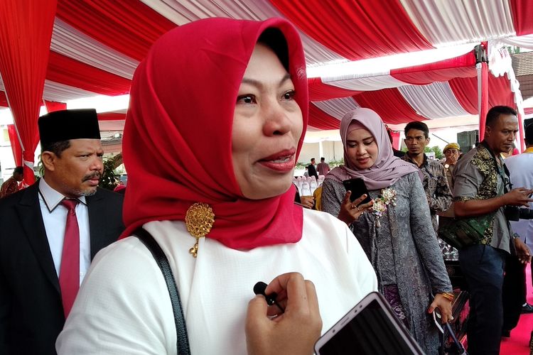 Baiq Nuril Maknun terharu usai menyaksikan putrinya menjadi petugas Paskibraka, Sabtu (17/8/2019)