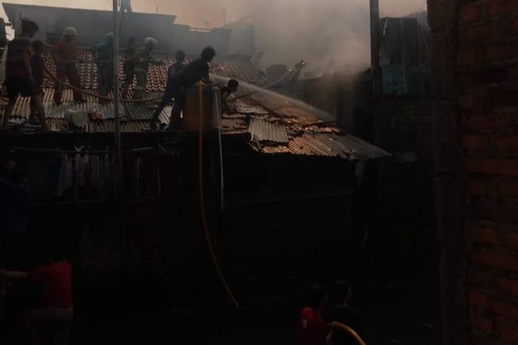 Kebakaran melanda permukiman padat penduduk di Bidara Cina, Jakarta Timur, Sabtu (17/8/2019).