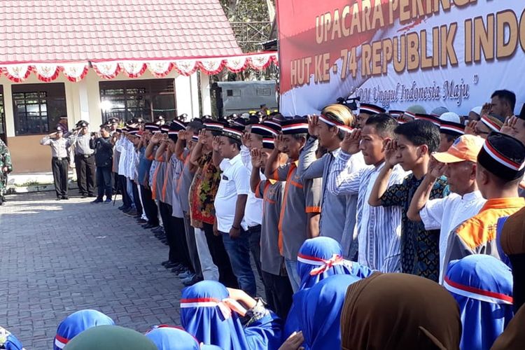 Para mantan napiter, eks kombatan, dan sanak-keluarga saat mengikuti upacara bendera HUT Kemerdekaan RI ke-74 di halaman asrama YLP, Desa Tenggulun, Kecamatan Solokuro, Lamongan, Sabtu (17/8/2019).