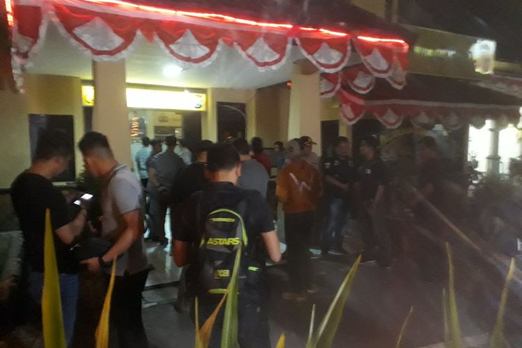 Polsek Wonokromo Surabaya disterilkan pasca penyerangan anggota polisi, Sabtu (17/8/2019)