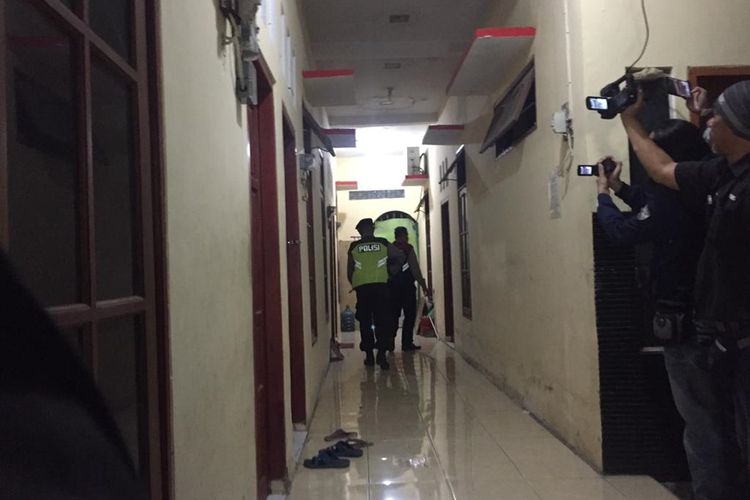 Polisi menggeledah rumah terduga teroris penyerang Polsek Wonokromo Surabaya, Sabtu (27/8/2019) malam(KOMPAS.COM/A. FAIZAL)