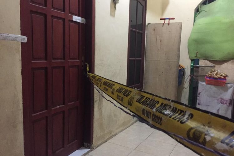 Kamar kost terduga teroris penyerang Polsek Wonokromo disegel polisi, Sabtu (17/8/2019) malam(KOMPAS.COM/A. FAIZAL)