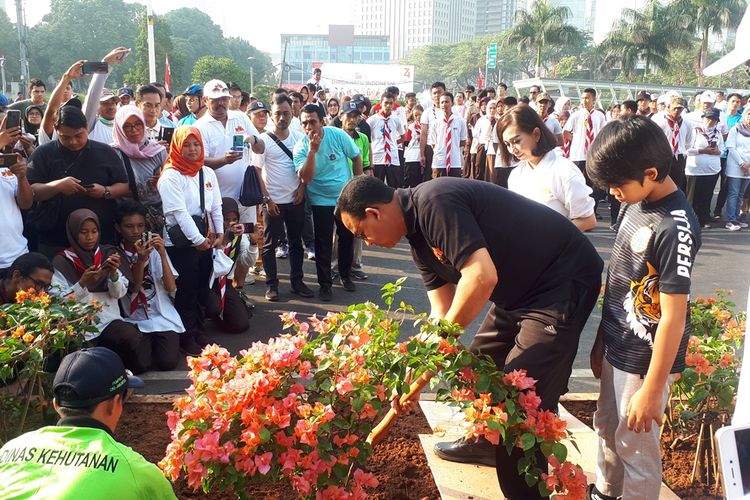 Gubernur DKI Jakarta Anies Baswedan di Jalan Jenderal Sudirman, Jakarta Selatan, Minggu (18/7/2019).
