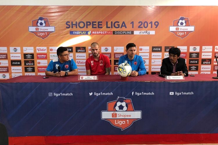 Pelatih PSM Makassar Darije Kalezic (dua dari kanan) saat hadiri konferensi pers jelang laga lawan Persib Bandung, Minggu (18/8/2019).