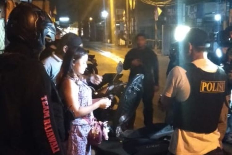 Coba Kabur Karena Bawa Sabu, Seorang Wanita diamankan Polisi di Kawasan Cibubur, Jakarta Timur, Sabtu (17/8/2019).