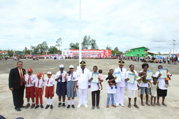 Bupati Asmat Elisa Kambu dan wakilnya Thomas E. Safanpo berfoto bersama dengan penerima KIA dan akte kelahiran, Sabtu (17/8/2019)