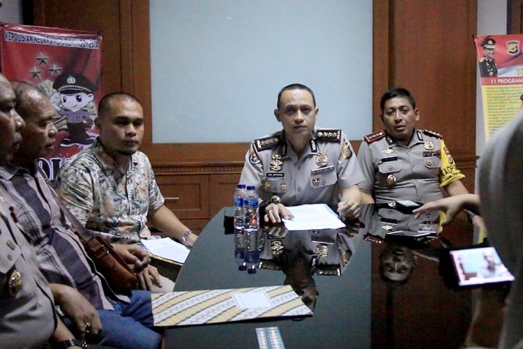 Kombes Pol Ery Apriyono, Kabid Humas Poda Aceh didampingi Kombes Pol Trisno Riyanto saat konfrensipers di Poda Aceh, 