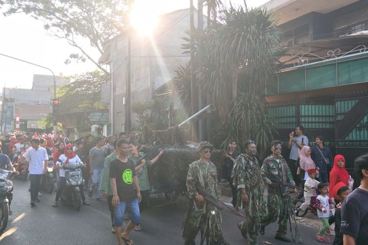 Ada Pawai Warga, Arus Lalu Lintas di Jalan Jenderal Pol R.S Soekanto, Pondok Kopi, Kecamatan Duren Sawit, Jakarta Timur Tersendat, Minggu (18/8/2019).