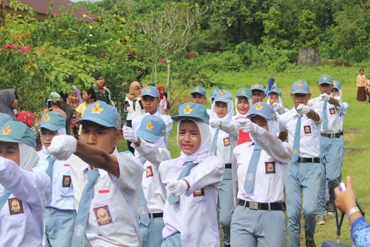 Sejumlah anggota pengibar bendera (Paskibra)  saat menjalankan tugasnya dalam upacara HUT Kemerdekaan RI ke-74 di Lapangan Upacara Kecamatan Amalatu, Kabupaten Seram Bagian Barat (SBB), Maluku, Sabtu (17/8/2019)