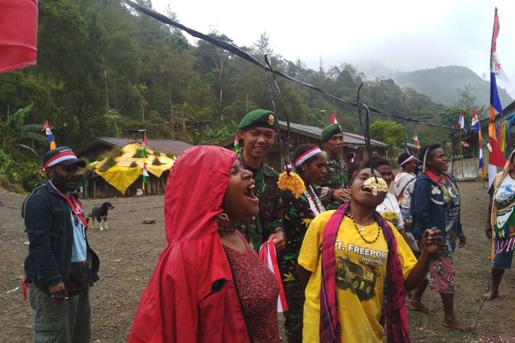 Warga ketika mengikuti lomba makan kerupuk, Sabtu (17/8/2019).