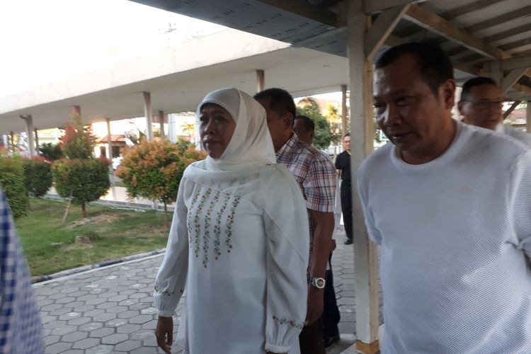 Gubernur Khofifah Indar Parawansa didampingi Wakapolda Jatim Brigjen Toni Hermanto menjenguk korban serangan terduga teroris di RS Bhayangkara Polda Jatim, Minggu (18/8/2019) sore.