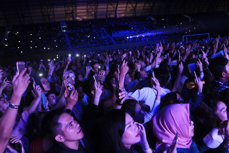 Konser Westlife yang berlangsung di stadion Glora Jakabaring Palembang, Sumatera Selatan dipadati ribuan fans, baik dari tanah air maupun mancanegara. Dalam konser tersebut, sebanyak 18 lagu dimainkan oleh group musik asal Inggris tersebut,Minggu (18/8/2019).