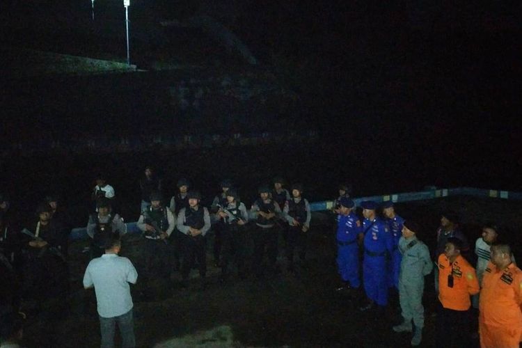 Puluhan personel gabungan dari Brimob, Polres, Bakamla, Polairud dan personel SAR Tual dikerahkan untuk membantu pembebasan 23 ABK KM Mina Sejati yang disandera di perairan Kepulauan Aru, Senin dinihari (19/8/2019)