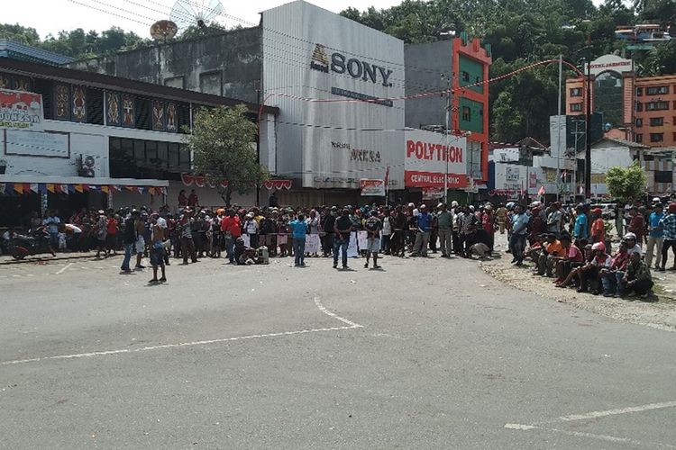 Situasi di Jl. Irian, Kota Jayapura pada Senin (19/08/2019) siang. Tampak puluhan nassa sedang berdemo dan pertokoan di sekitarnya tutup