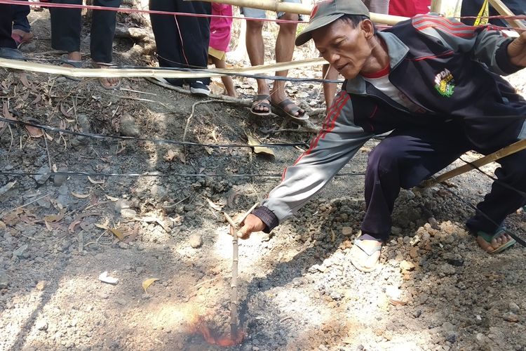 Api muncul dari lubang bekas sumur pantek di Dusun Banyurip, Kelurahan Bonagung, Kecamatan Tanon, Kabupaten Sragen, Jawa Tengah, Senin (19/8/2019).