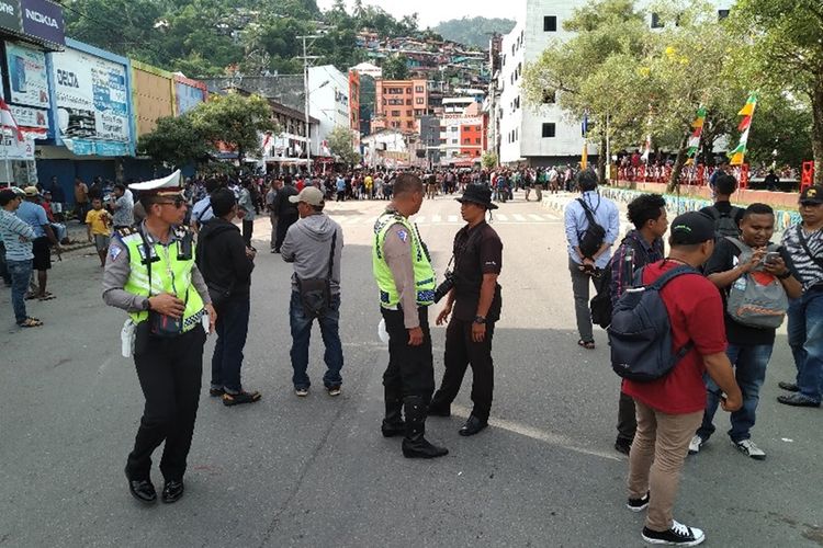 Situasi di Jl. Irian, Kota Jayapura, Papua, yang menjadi salah satu titik kumpul massa yang melakukan aksi protes atas penangkapan 43 mahasiswa Papua di Surabaya, Jawa Timur, pada 16 Agustus 2019 (19/08/2019)