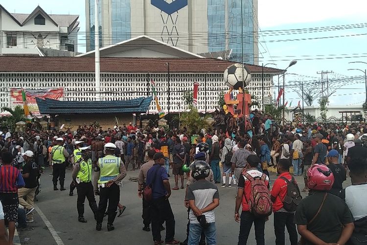 Sebagian massa yang melakukan aksi protes di Jayapura, berkumpul dan berorasi depan Kantor DPR Papua, Kota Jayapura, Papua, Senin (19/08/2019)
