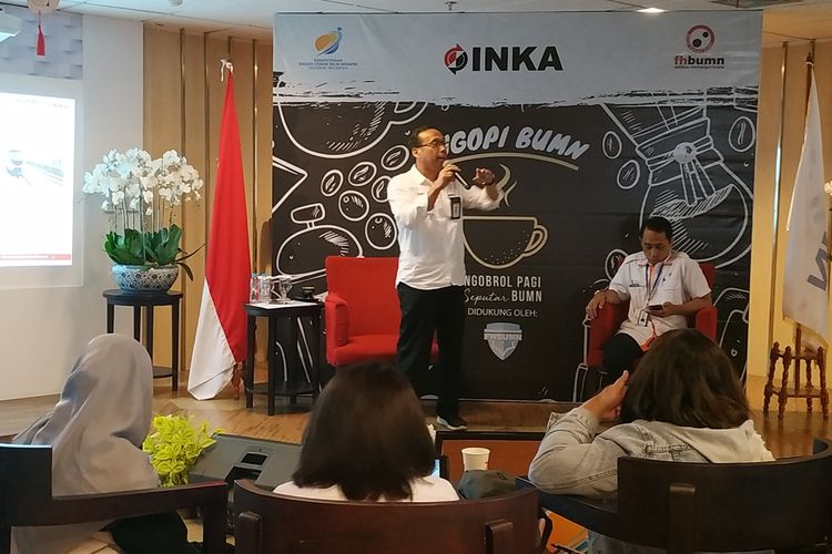 Direktur Utama PT Industri Kereta Api (INKA) Budi Noviantoro menjadi pembicara pada diskusi 