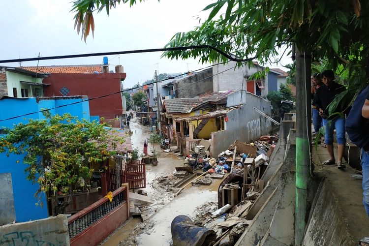 Endapan lumpur sepekan setelah banjir