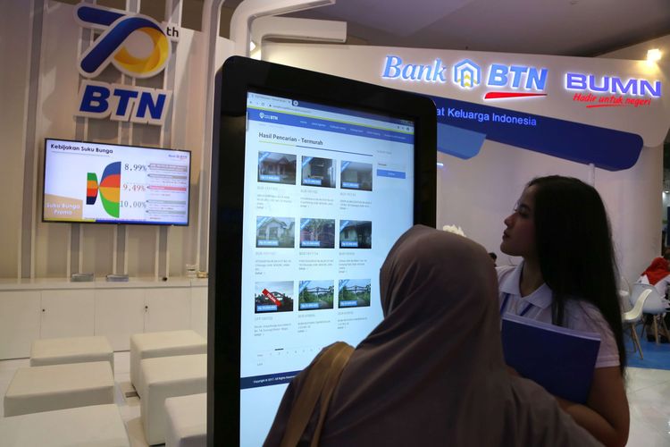 Karyawan dari BTN menunjukkan kemudahan mencari properti di situs rumah murah BTN, kepada pengunjung  Indonesia Properti Expo, di Jakarta Convention Center, Sabtu (15/2/2020). Tahun ini ada sekitar 650 proyek properti dengan rentang harga dari Rp 140 juta hingga Rp 3 miliar, yang ditawarkan di pameran tersebut.