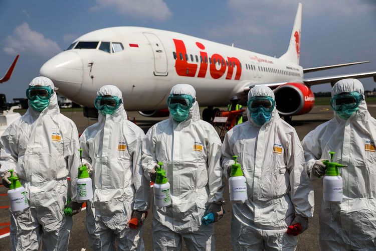 Petugas kebersihan bandara bersiap sebelum memasuki pesawat Lion Air Boeing 737-800 untuk melakukan sterilisasi di Bandara Soekarno Hatta, Tangerang, Banten (17/3/2020). Lion Air Grup melakukan sterilisasi pesawat sebagai langkah pencegahan dalam menghadapi wabah penyakit akibat virus Covid-19.