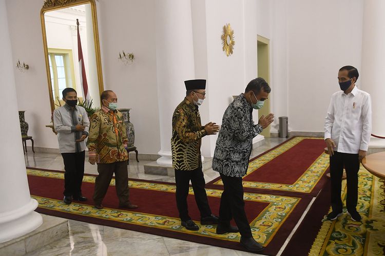 Presiden Joko Widodo (kanan) menyambut pimpinan MPR sebelum pertemuan di Istana Bogor, Jawa Barat, Rabu (8/7/2020). Pertemuan tersebut membahas sejumlah isu-isu kebangsaan.