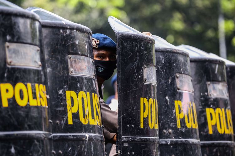 Polisi mengamankan aksi unjuk rasa di jalan Medan Merdeka Barat tepatnya depan Gedung Sapta Pesona mengarah ke Istana Negara, Jakarta Pusat, Senin (12/10/2020). Massa dari Konfederasi Serikat Buruh Seluruh Indonesia (KSBSI) menggelar aksi unjuk rasa menolak pengesahan omnibus law Undang-Undang Cipta Kerja.