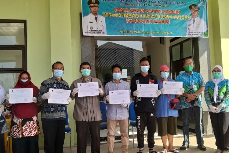 Para pasien positif Covid-19 yang sembuh mendapatkan sertifikat keterangan sehat dari Rumah Sakit Umum Daerah Dolopo Kabupaten Madiun sebelum dipulangkan ke rumahnya masing-masing, Kamis (26/6/2020). 