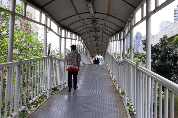 Jembatan penyeberangan orang (JPO) di Semanggi yang menjadi penghubung antara koridor 1 dan koridor 9 layanan transjakarta. Panjang JPO ini tercatat mencapai sekitar 500 meter.