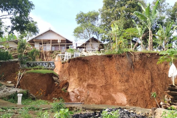 Rumah-rumah semakin terancam ambles akibat bencana tanah bergerak di Dusun Ciherang, Desa Cijangkar, Kecamatan Nyalindung, Sukabumi, Jawa Barat, Kamis (25/3/2021).