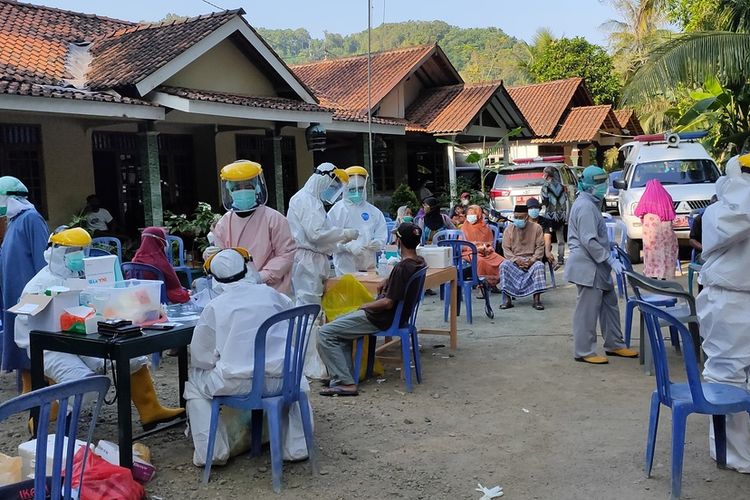 (DIY – KULON PROGO) 20210514K71-12: Hari ke-2 Lebaran, Ratusan Orang Kontak Erat Klaster Sangon Berkumpul di Lapangan Jalani Swab Massal