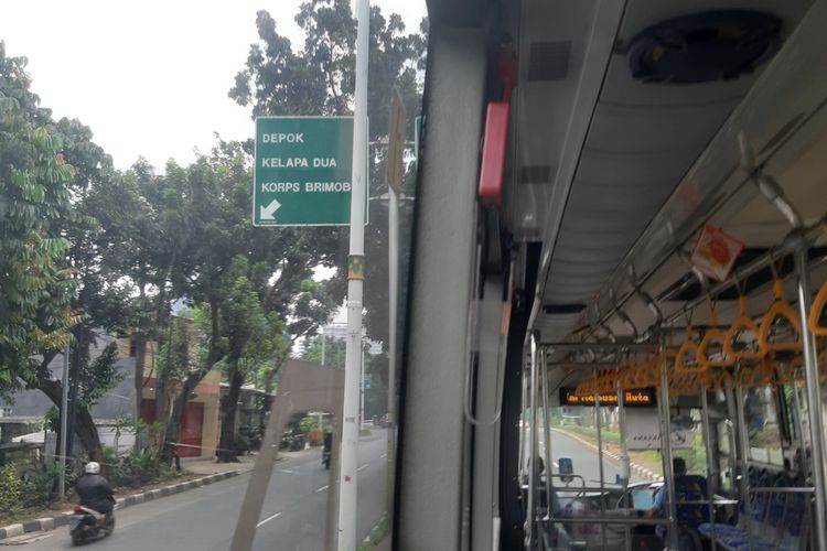 Layanan bus transjakarta D21 yang hanya melayani penumpang sampai Halte UI dan tidak melintas di Jalan Margonda, Depok. Padahal pada awalnya layanan ini disusun untuk melayani rute dari Lebak Bulus hingga Terminal Jatijajar, Depok via Jalan Margonda dan Jalan Juanda.