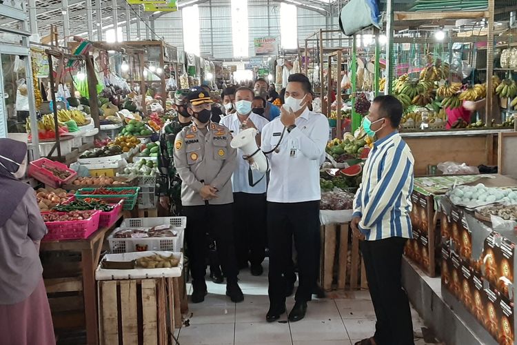 Bupati Kendal, Dico M Ganinduto, saat sosialisasi Prokes di pasar tradisional. KOMPAS.COM/SLAMET PRIYATIN