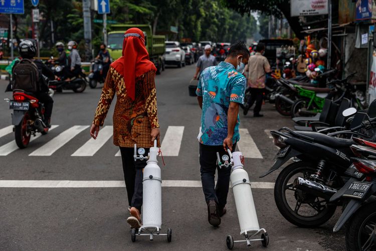 Warga mengantre untuk mengisi ulang tabung gas oksigen di Medical Oxygen di Jalan Minangkabau Timur, Jakarta Selatan, Kamis (1/7/2021). Pedagang mengaku permintaan isi ulang tabung gas oksigen mengalami peningkatan setelah terjadi lonjakan kasus positif Covid-19.