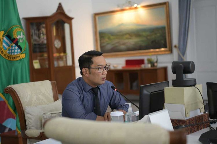 Gubernur Jabar Ridwan Kamil saat menghadiri Rakor Percepatan Vaksinasi Provinsi Jabar via konferensi video dari Gedung Pakuan, Kota Bandung, Selasa (27/7/2021) malam.