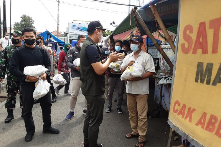 Bupati Kendal, Dico M Ganinduto, saat memberi bantuan sembako ke pedagang di Alun-alun Kaliwungu. KOMPAS.COM/SLAMET PRIYATIN