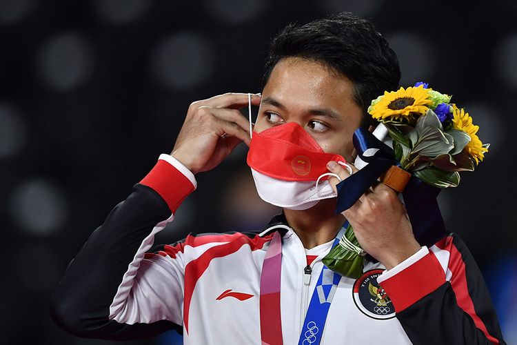 Pebulu tangkis tunggal putra Indonesia Anthony Sinisuka Ginting mengenakan masker saat pengalungan medali bulutangkis tunggal putra Olimpiade Tokyo 2020 di Musashino Forest Sport Plaza, Tokyo, Jepang, Senin (2/8/2021). Anthony menang atas pemain Guatemala Kevin Cordon dengan skor 21-11, 21-13 dan meraih medali perunggu.