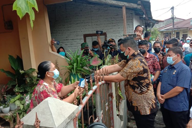 Wali Kota Medan, Bobby Nasution meninjau isolasi lingkungan di Kelurahan Mangga, Kecamatan Medan Tuntungan, Kamis (5/8/2021)