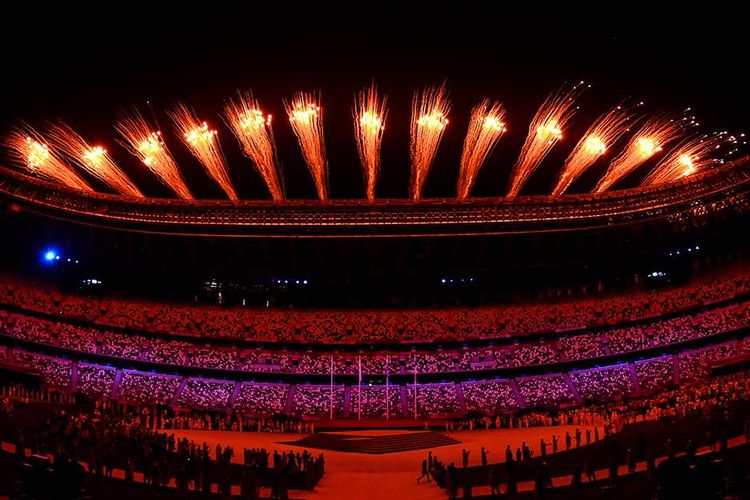 Parade kembang api menyemarakkan upacara penutupan Olimpiade Tokyo 2020 di Stadion Olimpiade Tokyo, Jepang, Minggu (8/8/2021). Pesta olahraga multicabang tingkat dunia ini resmi berakhir seusai upacara penutupan. Sebanyak 46 cabang olahraga dilombakan dalam gelaran olahraga terbesar se-jagat ini.